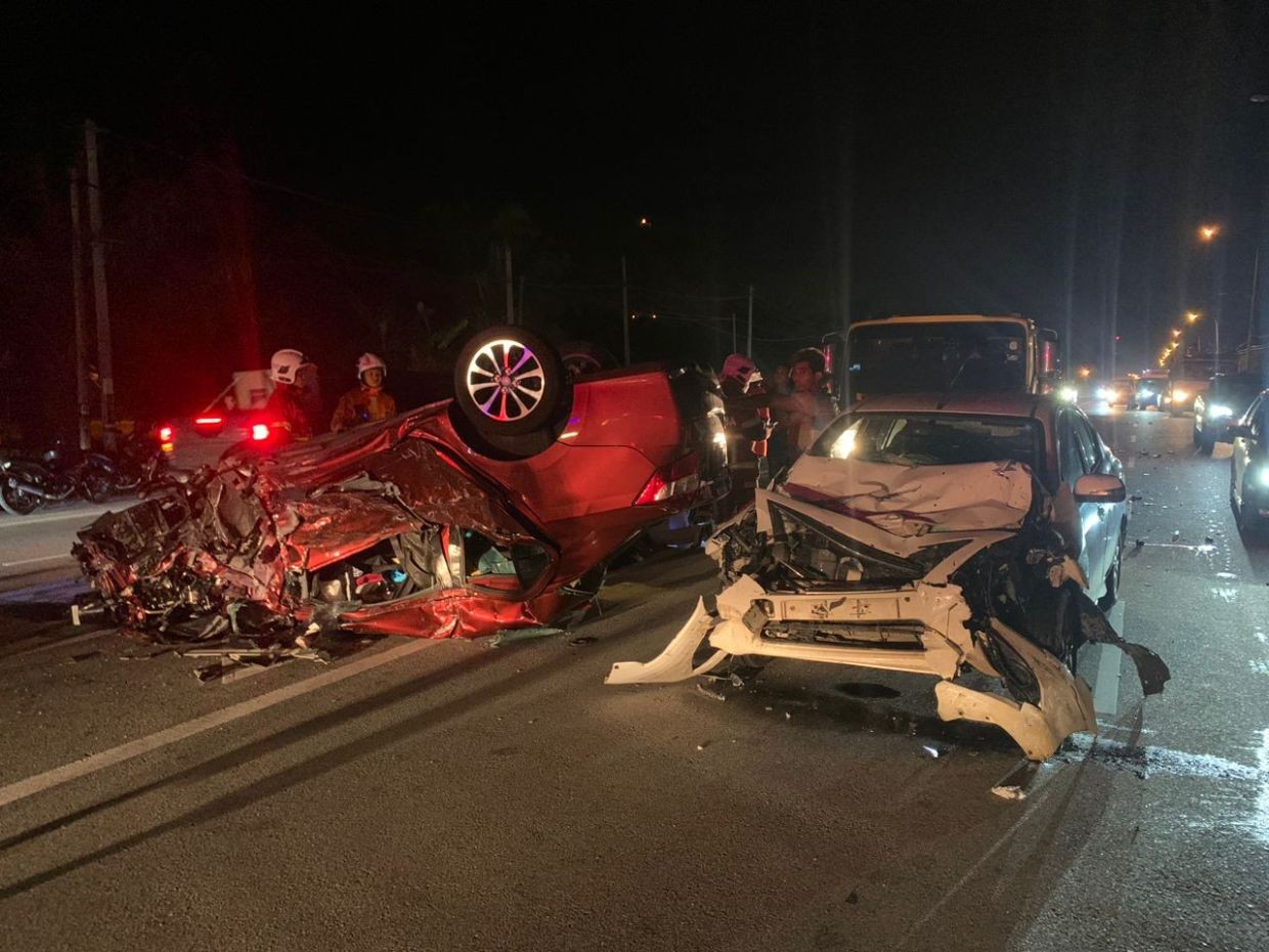 மூன்று கார்கள் மோதி ஒருவர் பலி