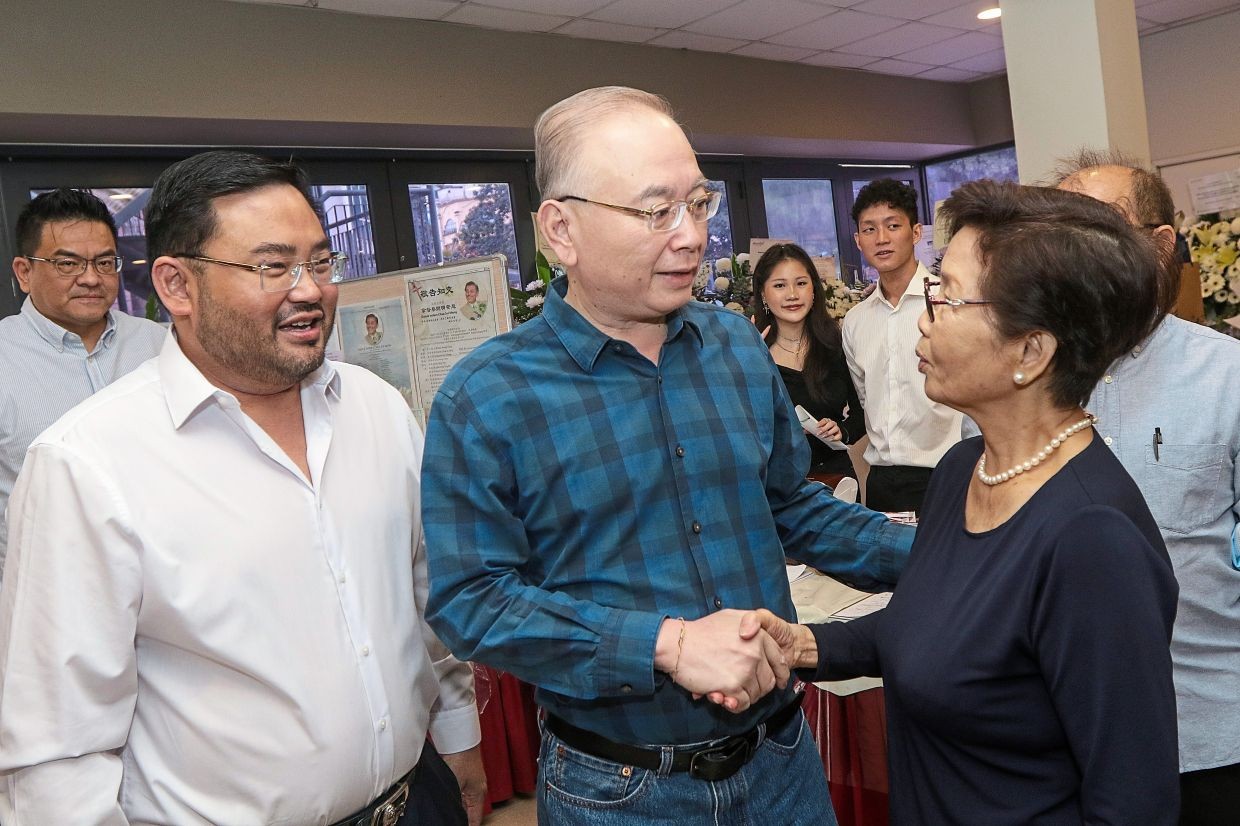 சுவா - விற்கு டாக்டர் வீ  இறுதி அஞ்சலி செலுத்தினார்