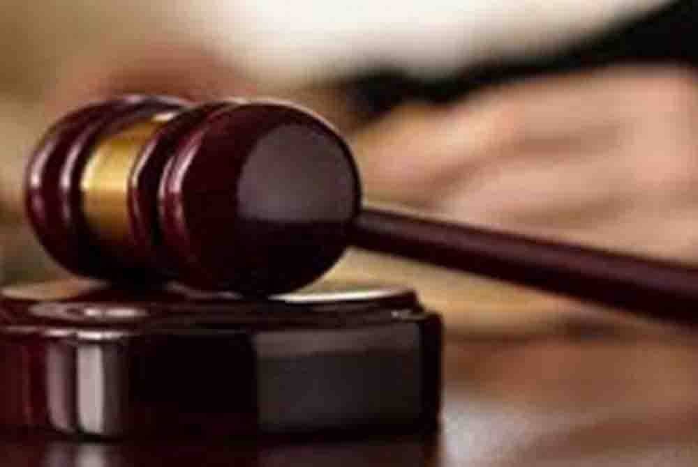 3,000 வெள்ளி லஞ்சம் வாங்கிய பெண் போலீஸ் குற்றஞ்சாட்டப்பட்டார்.