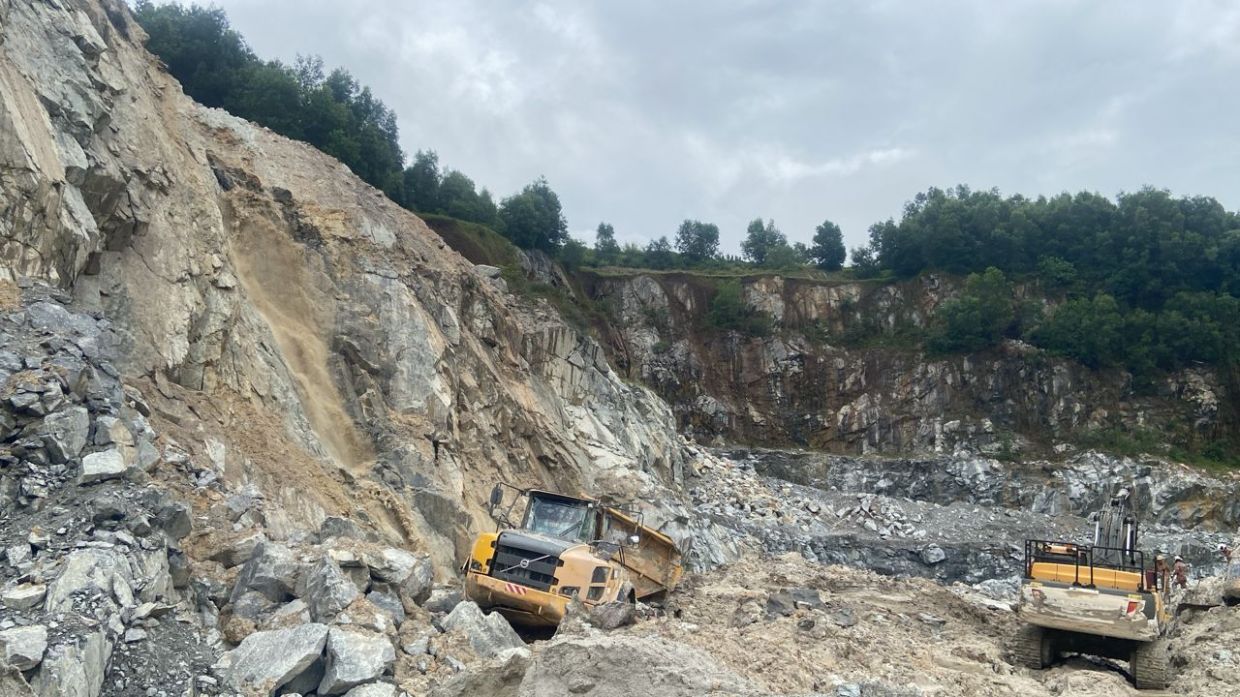 கல்லுடைப்பு பகுதியில் நிலச்சரிவு , ஒருவர் பலி