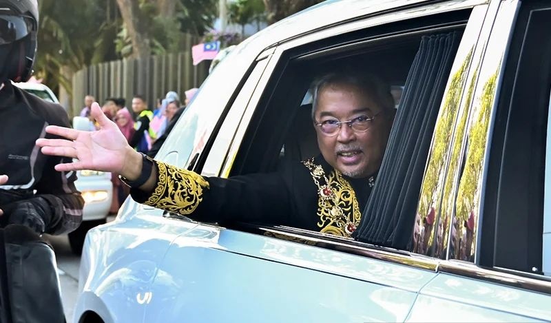 மலேசிய வரலாற்றில் 4 பிரதமர்கள் சேவையாற்றிய வரலாற்று குறிப்புடன் இன்று விடைபெற்றார் மாமன்னர் சுல்தான் அப்துல்லா தம்பதியர்