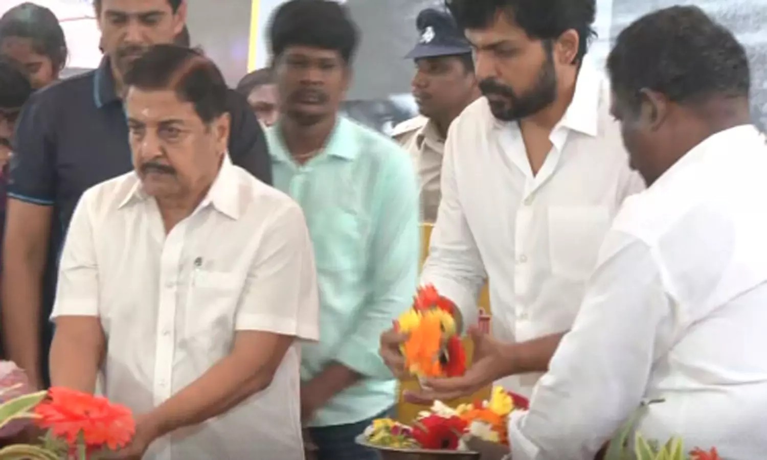 விஜயகாந்த் நினைவிடத்தில் நடிகர்கள் சிவக்குமார் மற்றும் கார்த்தி அஞ்சலி