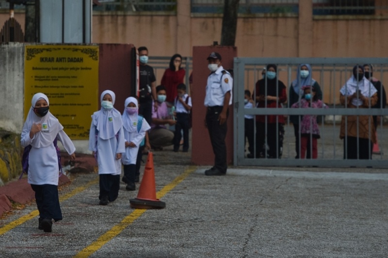 பள்ளிகளில் முக கவசம் அணிய ஊக்குவிக்கப்படுகிறது