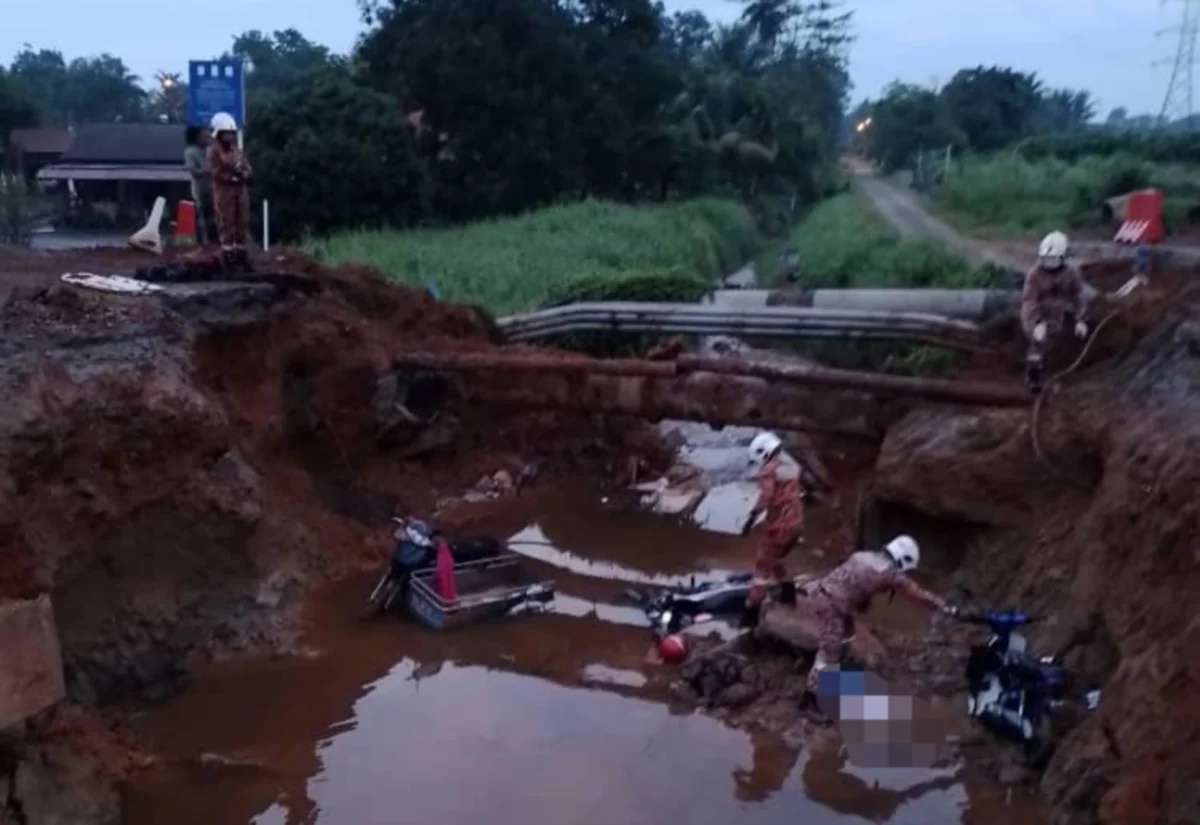மூன்று மோட்டார் சைக்கிள்கள் பள்ளத்தில் கவிழ்ந்தன