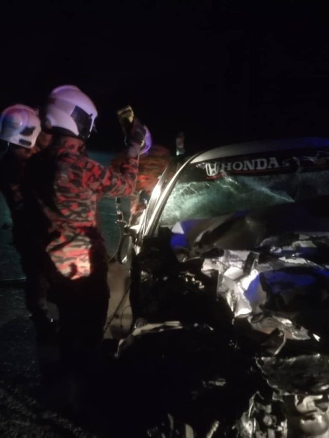 பேருந்தும் காரும் மோதிக்கொண்டன, மூவர் உயிரிழந்தனர்