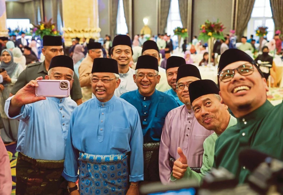 அரச தேநீர் விருந்தில் கலந்து கொண்ட தலைவர்கள்