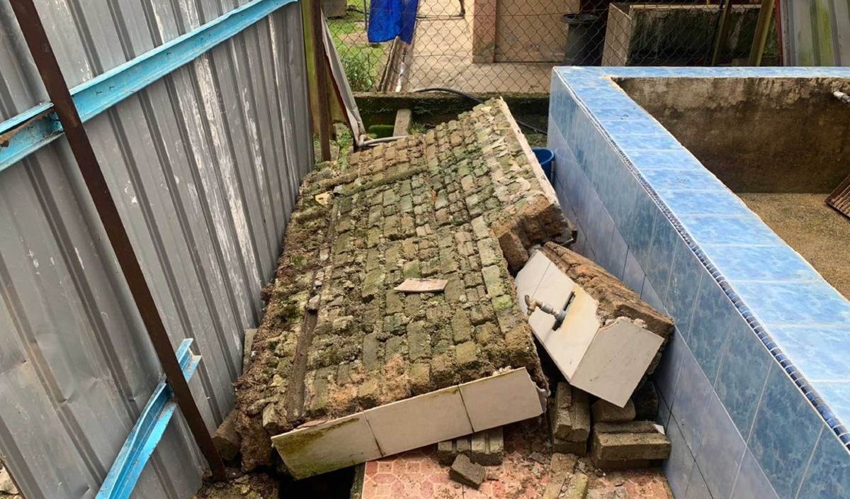 சுவர் இடிந்து விழுந்ததில் மாணவி காயம்