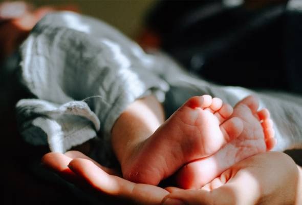 குழந்தையை வீசியதால் இருவர் கைது