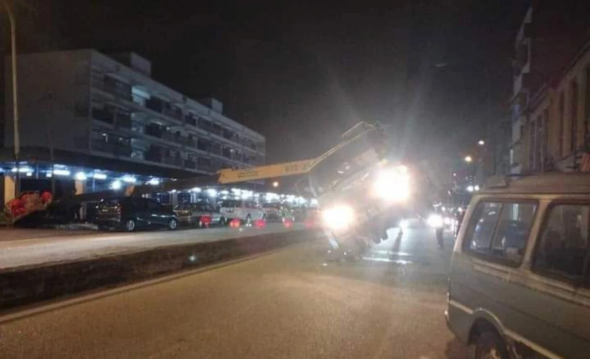 கார் மீது கிரேன் மோதியது