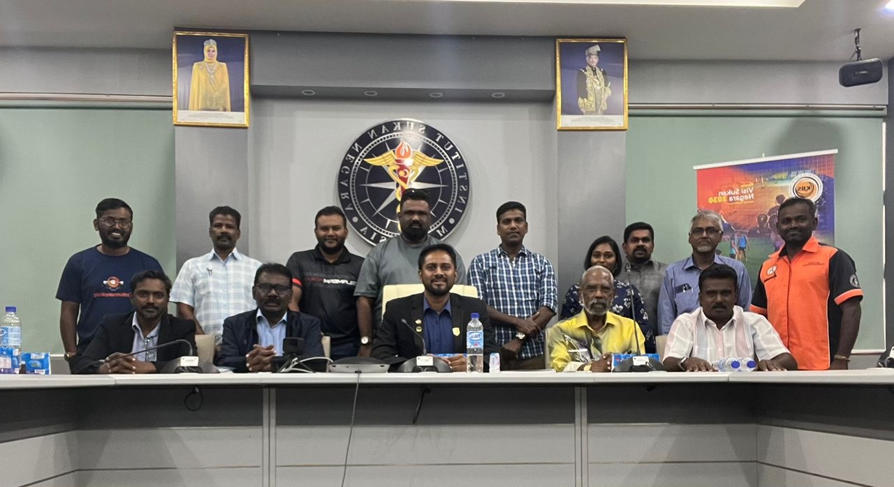 வெற்றிப் பயணத்தில் வில்லேந்தும் சிலம்ப வீரர்கள்