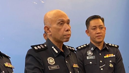 நீதிபதியின் கார் எண் பட்டை சேதப்படுத்தப்பட்டுள்ளது