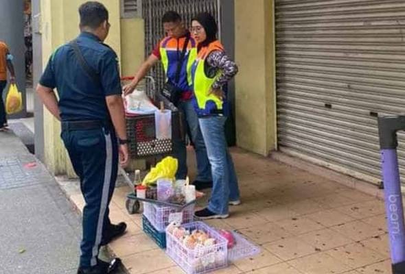 வெளிநாட்டுவாசிகளின் வியாபாரப் பொருட்கள் பறிமுதல்