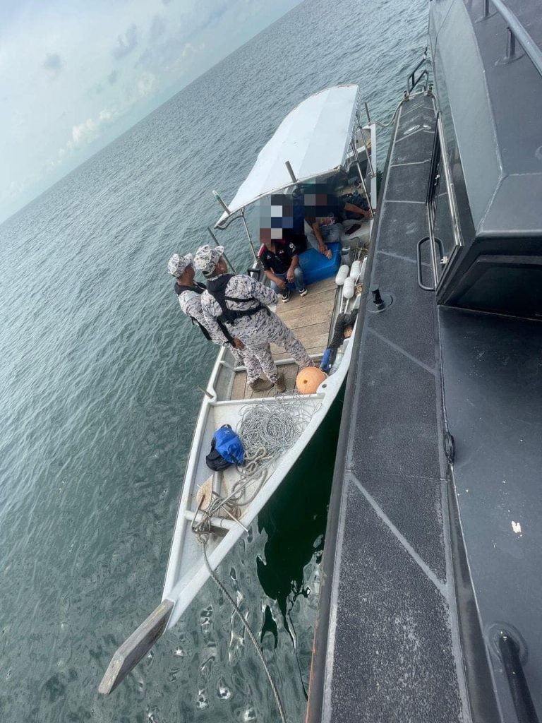 சட்டவிரோத குடியேற்றவாசிகளைக் கடத்திய படகு பிடிபட்டது