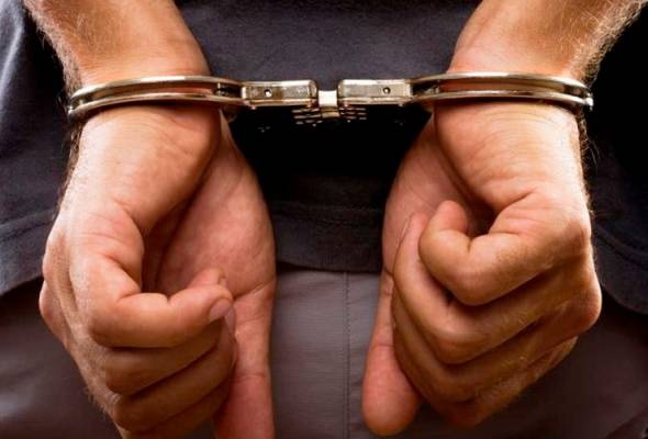 இரு இந்தியப் பிரஜைகள் உட்பட நால்வர் மீது குற்றச்சாட்டு