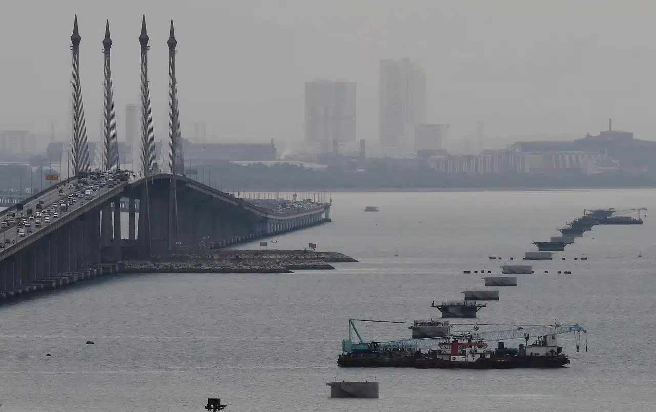 கடலில் பெண்ணை தள்ளியவர் அவரின் காதலனா?