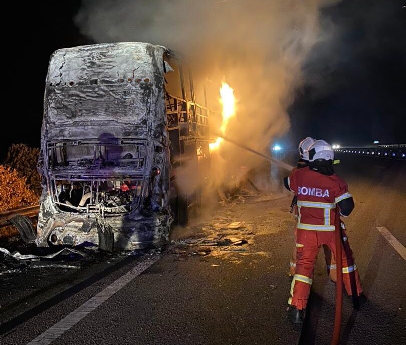 17 பயணிகள் அதிர்ஷ்டவசமாக உயிர் தப்பினர்