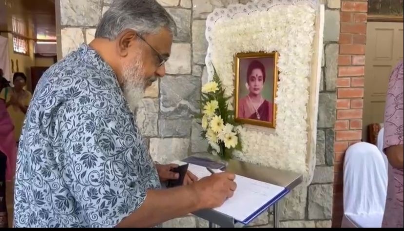 தேவகி கிருஷ்ணனுக்கு பிரமுகர்கள் தொடர்ந்து இறுதி மரியாதை