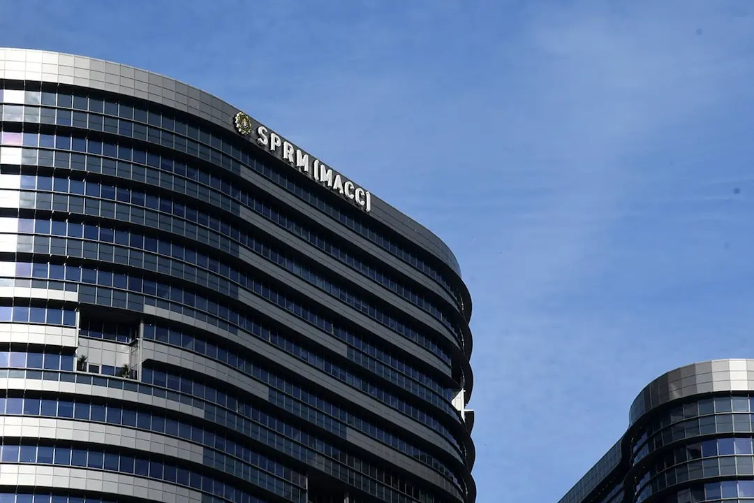 முன்னாள் நிதி அமைச்சர் துன் டயிம் ஸைனுடினுக்கு எதிராக எஸ்பிஆர்எம் விசாரணை -  மேலும் நால்வரிடம் வாக்குமூலப் பதிவு