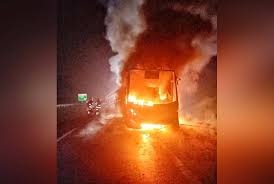 சுற்றுலா பேருந்து தீப்பிடித்துக்கொண்டது