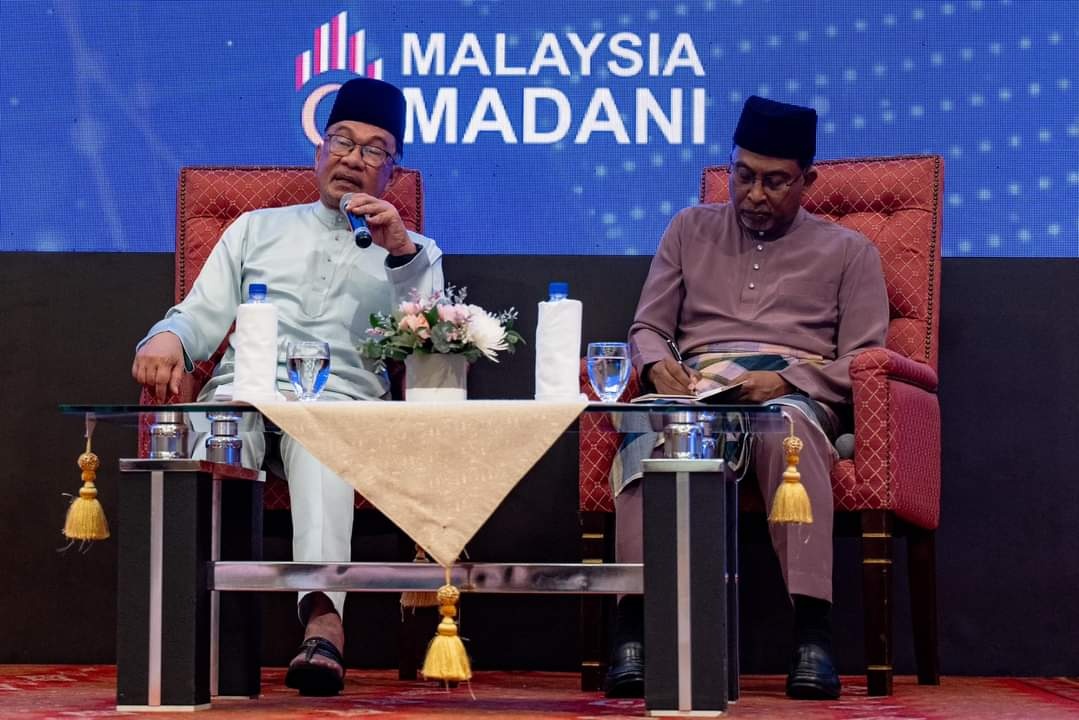 உயர்க்கல்விக் கூட மாணவர்கள் மலாய், ஆங்கில மொழியில் புலமை பெற வேண்டும் ! வலியுறுத்தினார் பிரதமர்