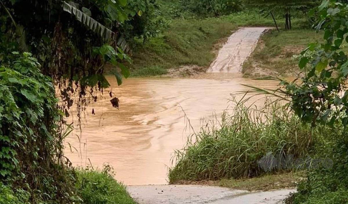 பாலம் மூழ்கியதில் 60 மாணவர்கள் பள்ளிக்கு செல்லவில்லை