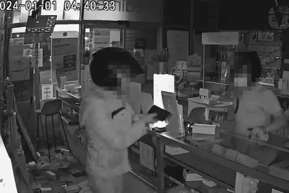 கொள்ளையரை போலீசார் தேடி வருகின்றனர்