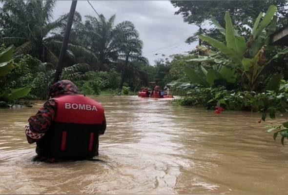வெள்ளம் கரைபுரண்டோடுகிறது  இரண்டு சாலைகள் ​மூடப்பட்டுள்ளன
