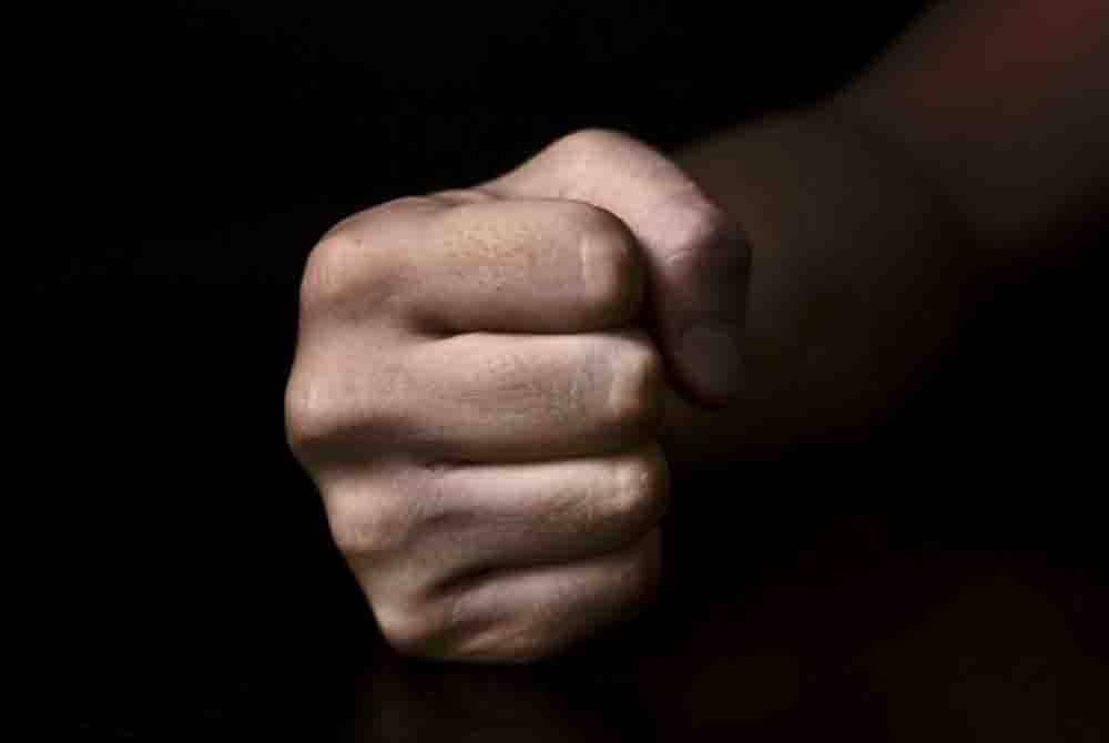 முன்னாள் மனைவியை இரத்தம் வரும் வரையில் துன்புறுத்திய ஆடவன்