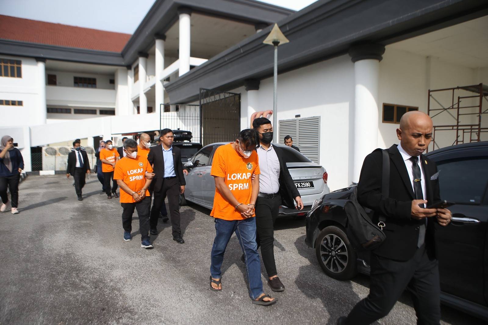 60 லட்சம் வெள்ளி லஞ்சம், நால்வர் கைது