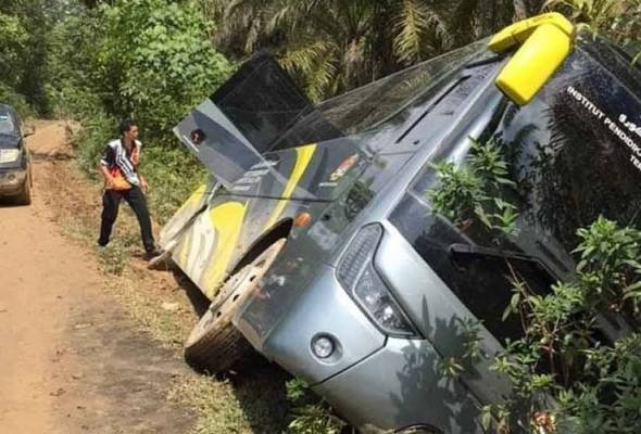 64 தன்னார்வலர்களை ஏற்றி வந்த பஸ் கவிழ்ந்தது