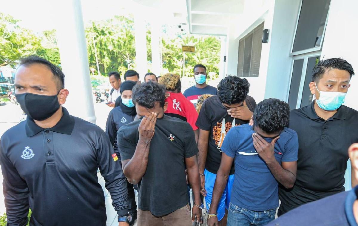 ஆடவரை அடித்துக்கொன்று, சடலத்தை வீட்டின் பின்புறம் புதைத்ததாக இரு இந்தியப் பெண்கள் உட்பட ஐவர் மீது கொலை குற்றச்சாட்டு