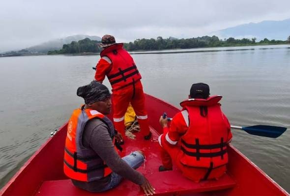 மீன்பிடி படகு கவிழ்ந்தது