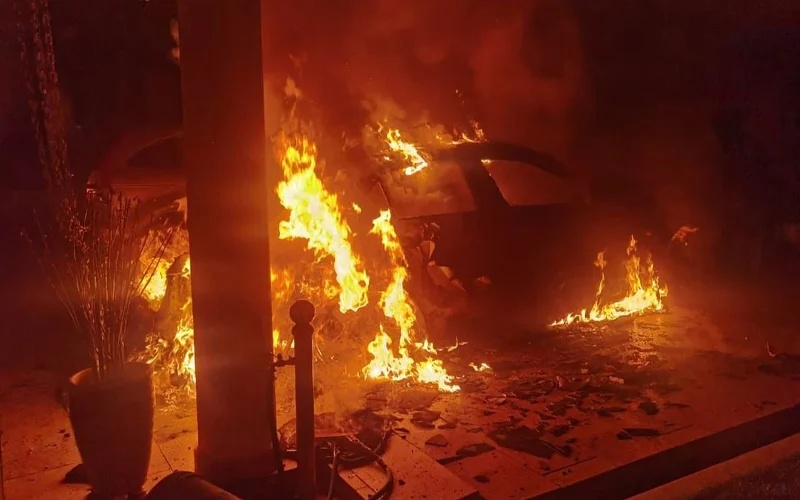 டிஏபி புருவாஸ் நாடாளுமன்ற உறுப்பினர் ஙெ கூ ஹாம் வீட்டில் பெட்ரோல் குண்டு வீச்சு கணவன், மனைவி உயிர்தப்பினர் 3 கார்கள் சேதம்