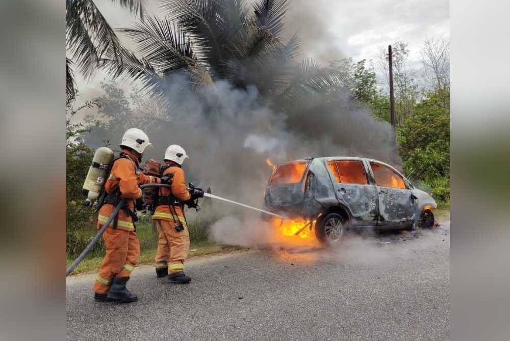 கார் தீப்பிடித்துக்கொண்டதில் இரு பெண்கள் உயிர் தப்பினர்