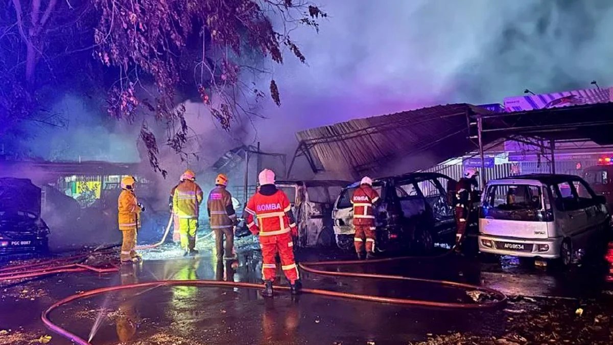 16 வாகனங்கள் தீயில் எரிந்தன