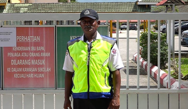 இந்திய பாதுகாவலரை விட்டு பிரிய மனமில்லாமல் வருந்தும் மாணவர்கள்