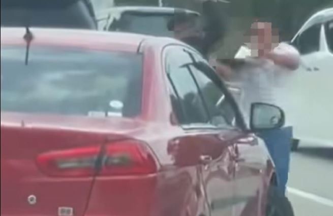 கைத்தடியை பயன்படுத்திய சம்பவம், போலீசார் விசாரணை