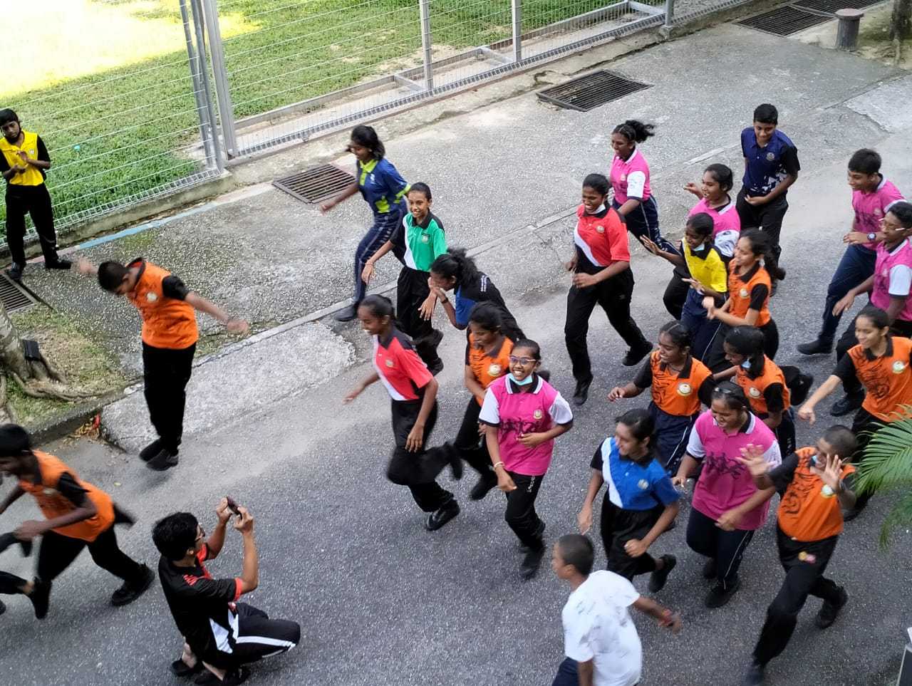 பள்ளி இறுதி தவணைக்கால விடுமுறை தொடங்கியது மாணவர்கள் உற்சாகம்