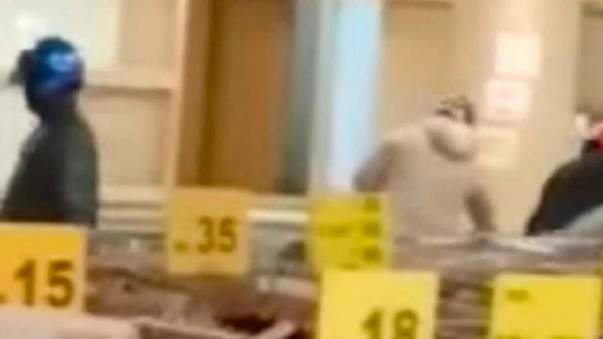 நகை கடையில் புகுந்து கொள்ளையிட்ட மூவர்