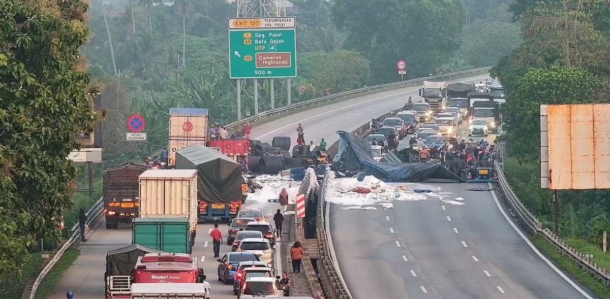 7 வாகனங்கள் விபத்துக்குள்ளாகியதில் இருவர் உயிரிழந்தனர்