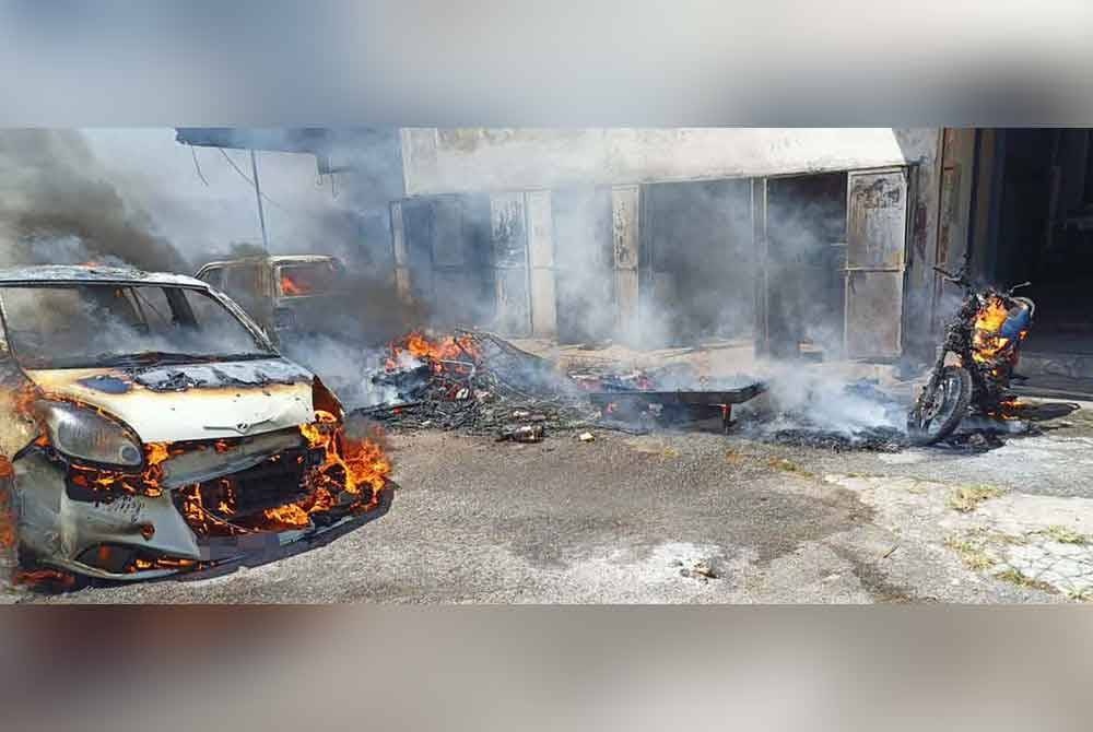 ​மூன்று கார்கள் ​தீயில் அழிந்தன, மக்கள் பதற்றம்