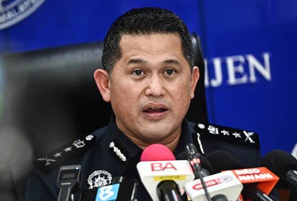 கொள்ளையில் ஈடுபட்ட இரு போலீஸ் அதிகாரிகள் கைது