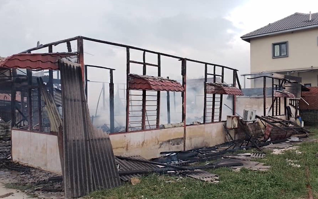 இரு வீடுகள் தீப்பற்றிக்கொண்டன