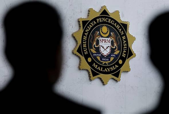 ஸ்னூக்கர் மேஜை, பிங் பாங் பந்து வாங்க வெ. 13,000 ஊழல்