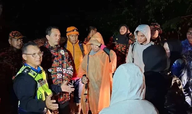 மலையேறி தவறிய அறுவர் பாதுகாப்பாக மீட்கப்பட்டனர்