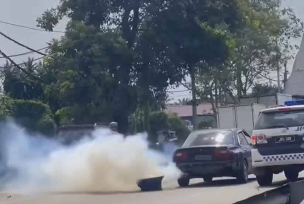 ஜேபிஜே உத்தரவை மீறி வாகனங்களை மோதிய நபர்