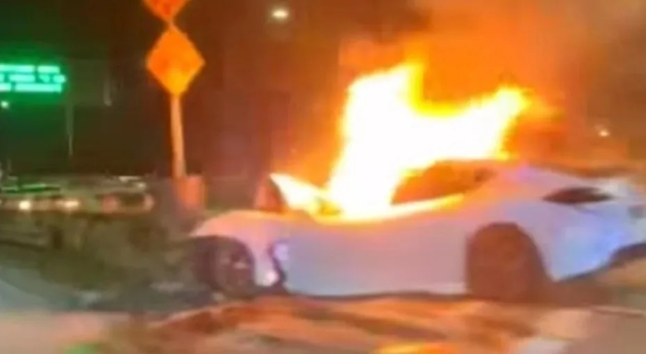 Porsche வாகனம் தீப்பிடித்து எரிந்தது