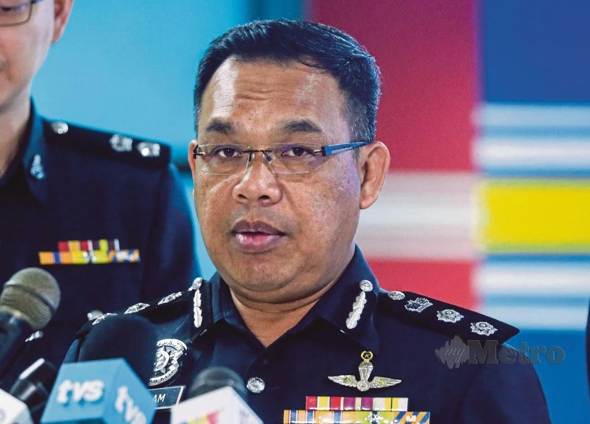 பதாகைகளில் கருப்பு சாயம் பூசிய குற்றவாளியை போலீஸ் வளைவீச்சு