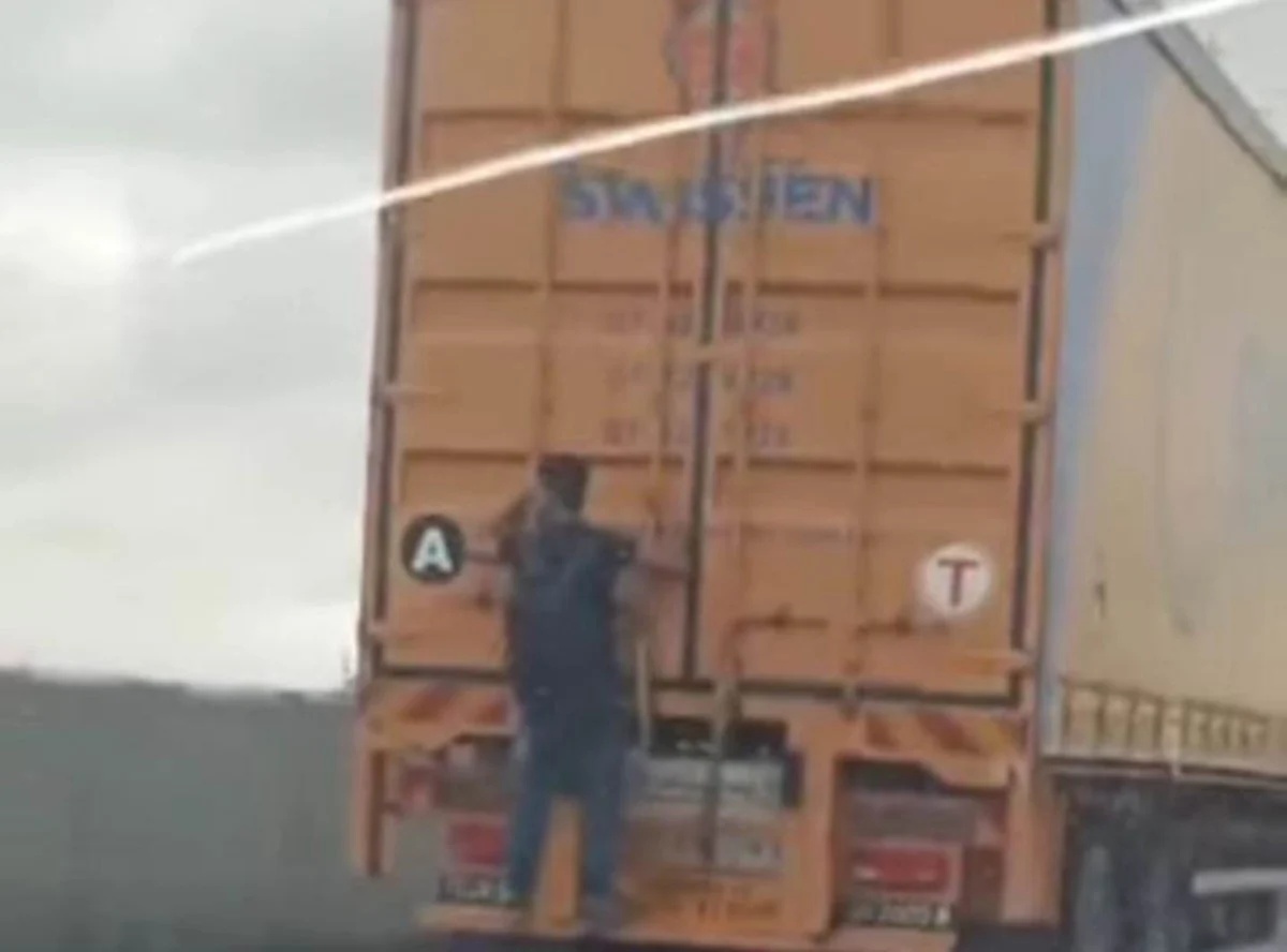 டிரெய்லர் பின்புறத்தில் நின்றவாரே சென்ற நபர் தேடப்படுகிறார்