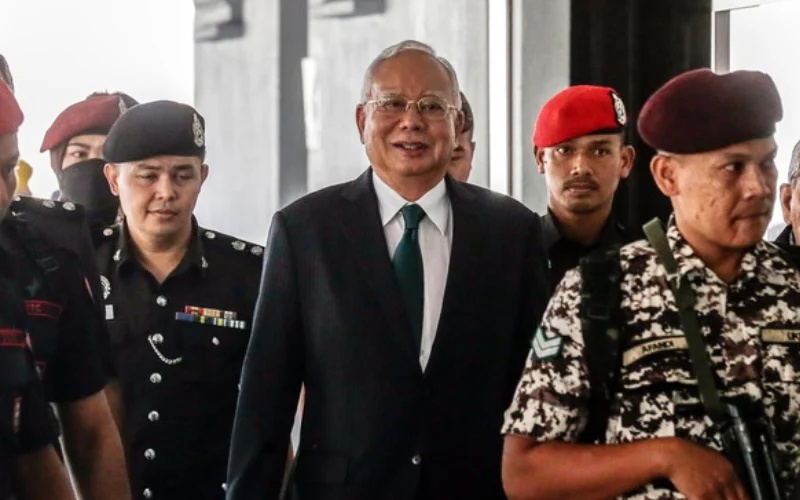 நஜீப்பின் 12 ஆண்டு சிறைத் தண்டனை காலம் 6 ஆண்டுகளாக குறைக்கப்பட்டது